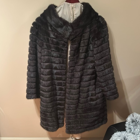 Charcoal grey beautiful mink. Very good condition has two pockets Jackie ‘O